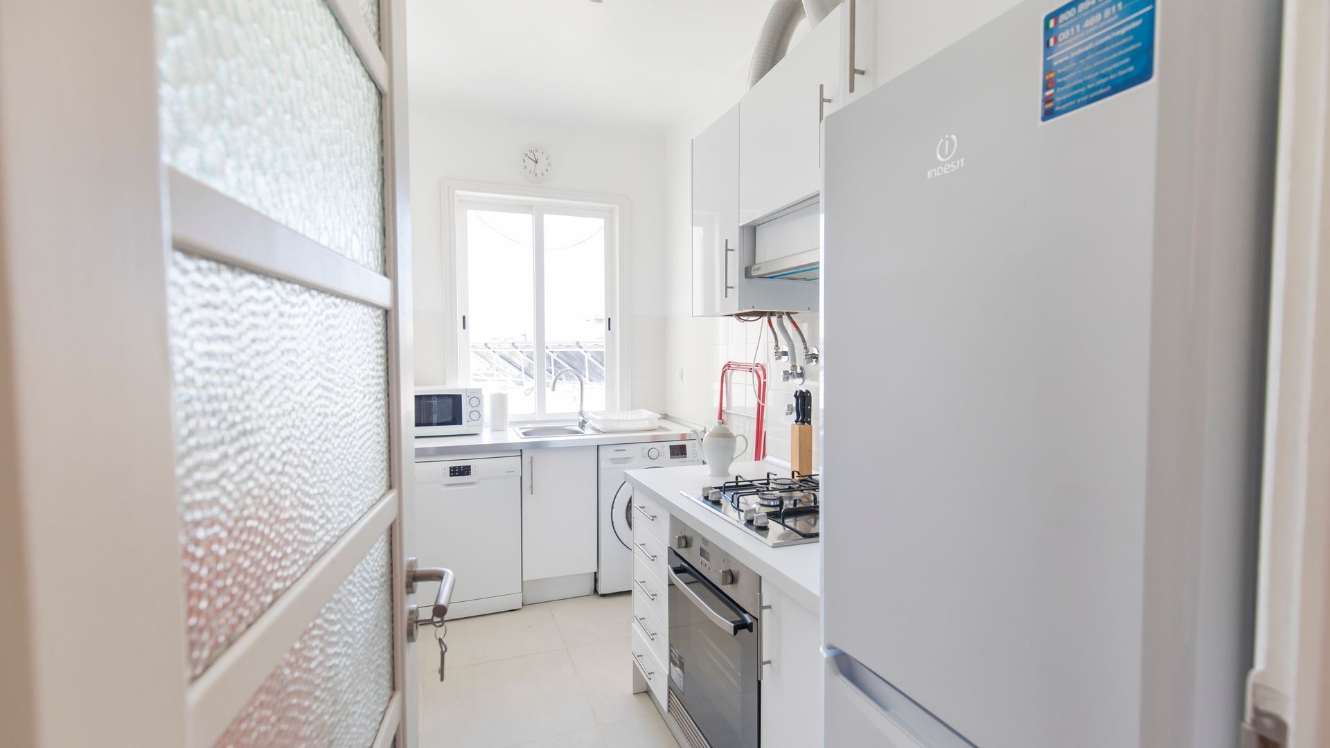 Refrigerador, microondas, horno y parrilla de estufa 