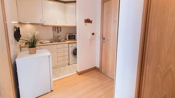 Een koelkast, een microgolfoven, een oven, een kookplaat