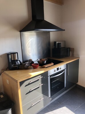 Frigorifero, microonde, forno, piano cottura