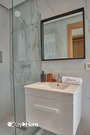 Baignoire, serviettes fournies, savon, shampoing