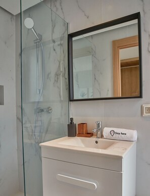 Bathtub, towels, soap, shampoo