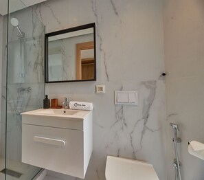 Vasca, asciugamani, sapone, shampoo