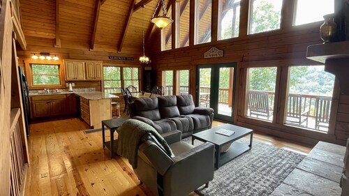 Beautiful secluded cabin - sleeps 12, fire pit, fishing pond, grill, game room
