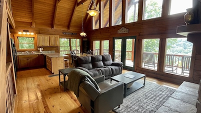 Beautiful secluded cabin - sleeps 12, fire pit, fishing pond, grill, game room