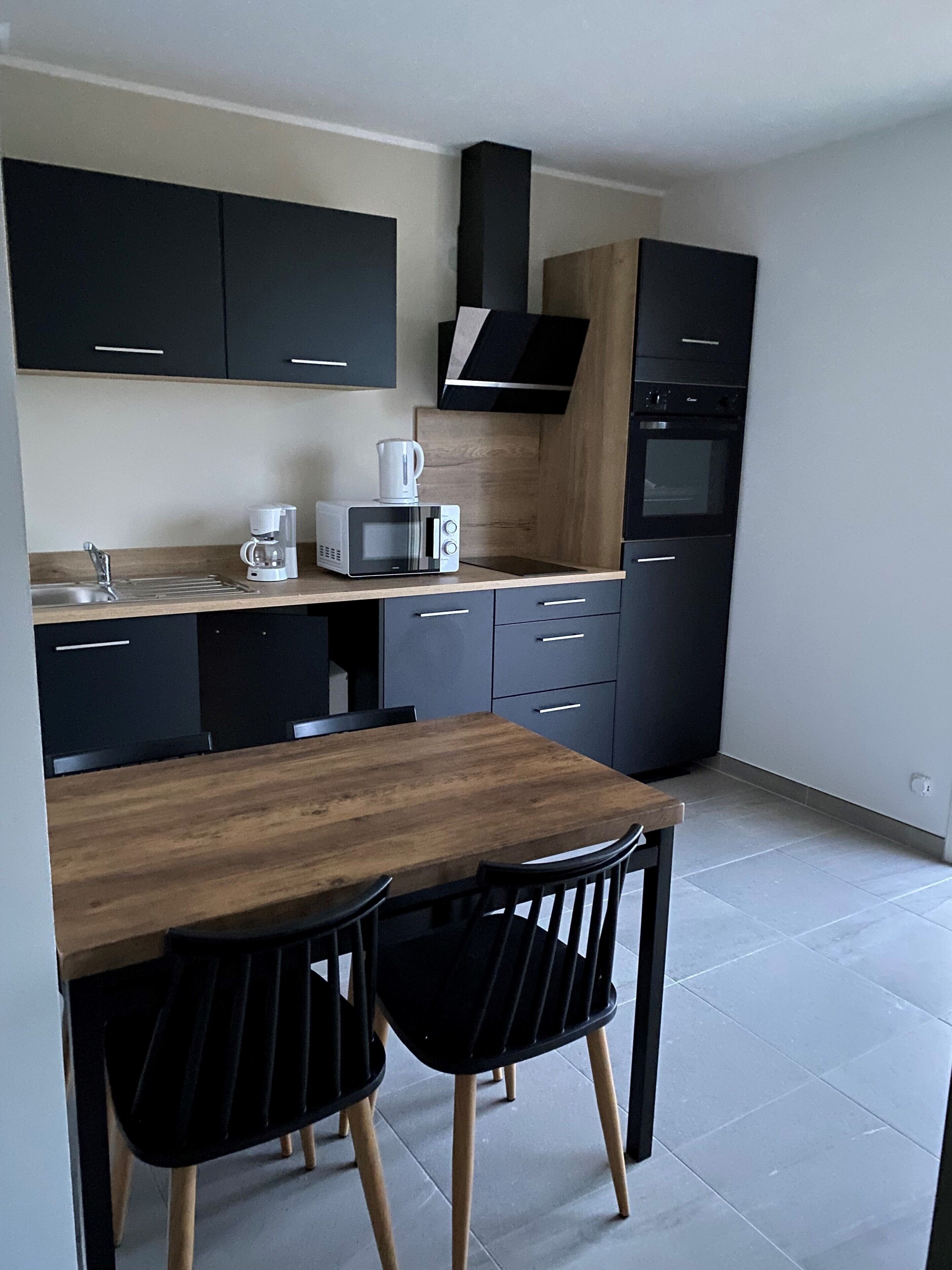 Kylskåp, mikrovågsugn, ugn och spishäll