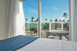 Suíte Lateral Mar 1 cama de casal + 1 solteiro | Cofres nos quartos, escrivaninha, espaço de trabalho para notebook