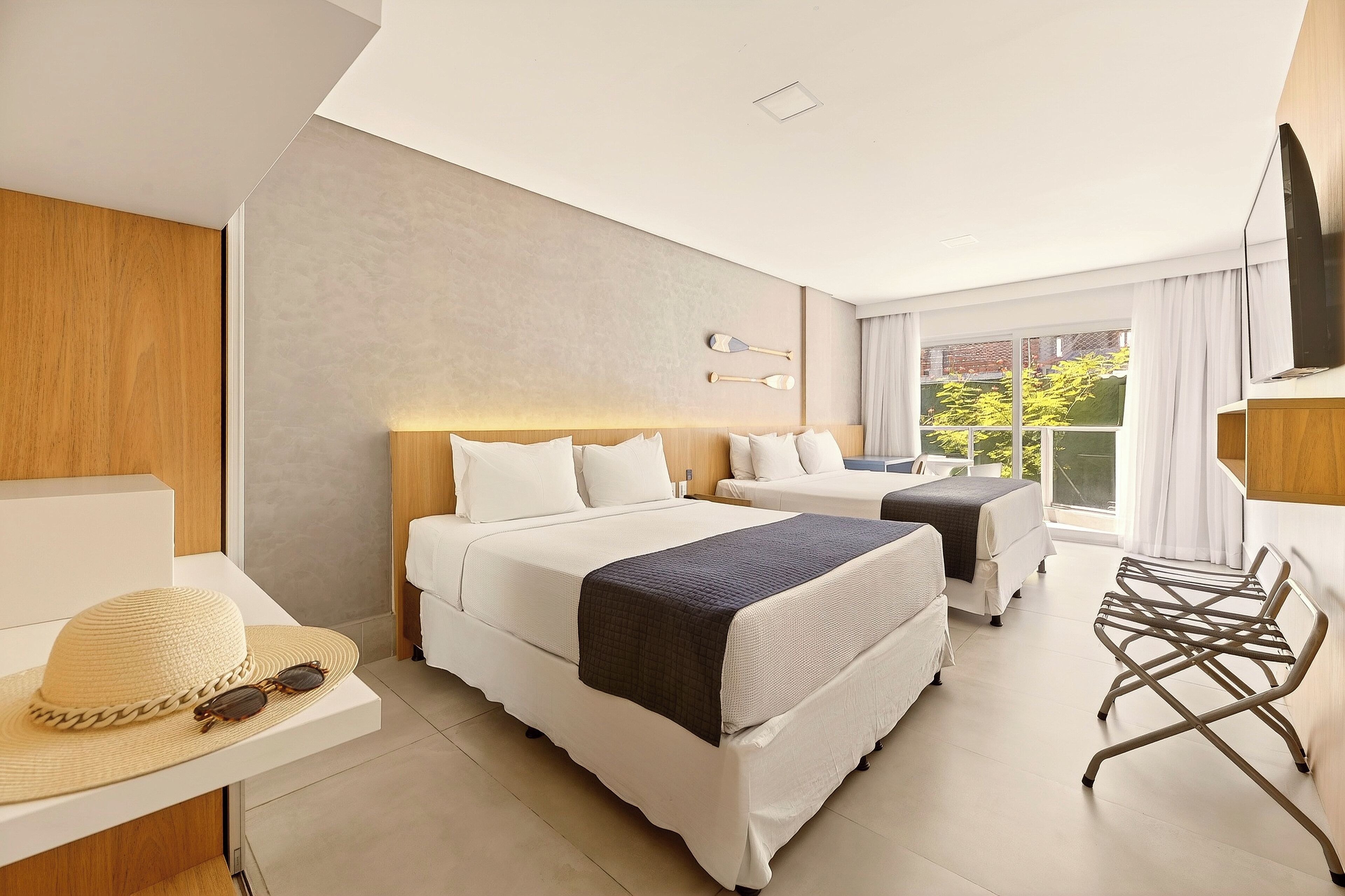 Standard família (vista obra) | Värdeförvaringsskåp på rummet, skrivbord och arbetsyta för laptop