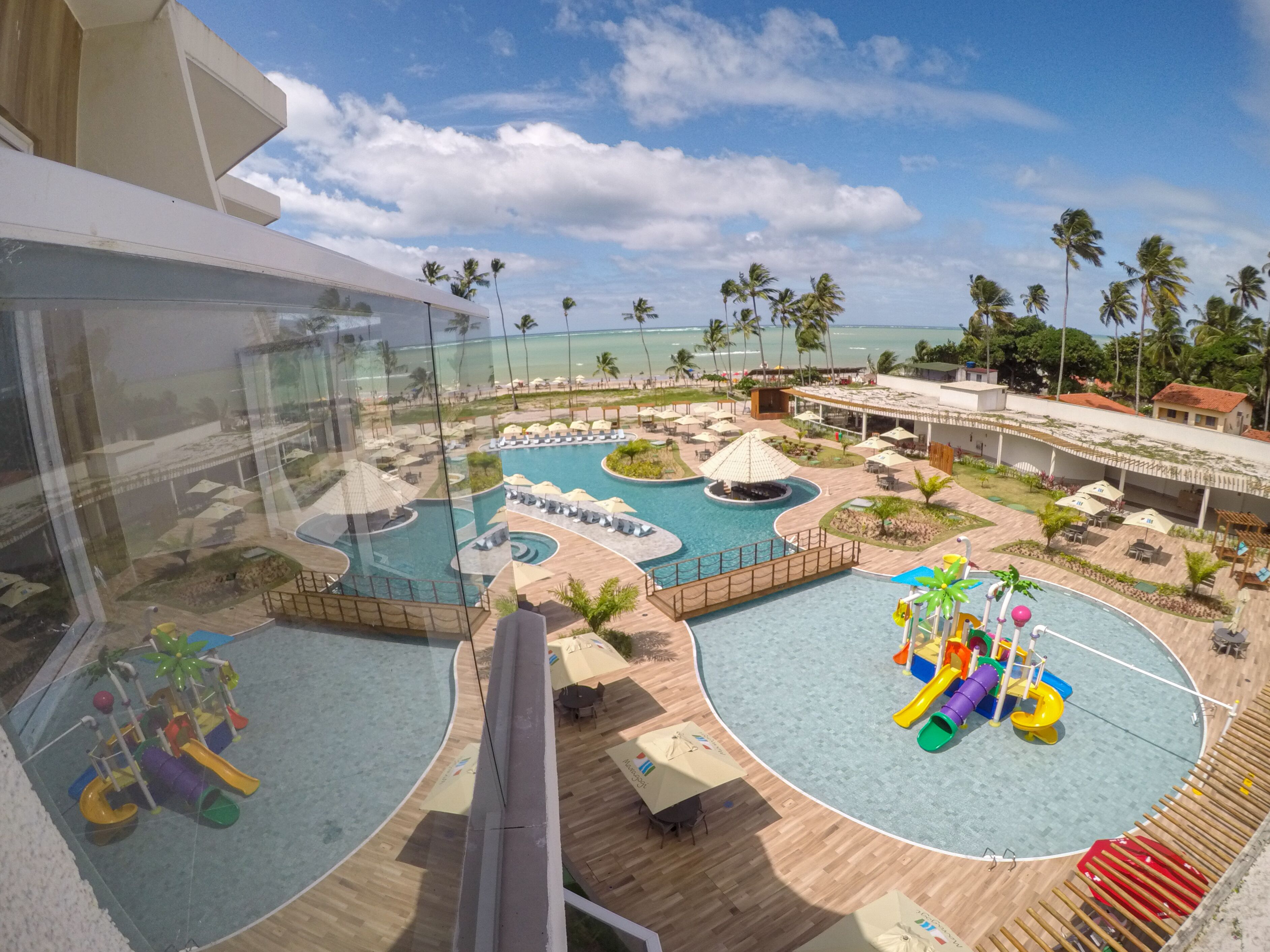 3 piscinas al aire libre, sombrillas, sillones reclinables de piscina
