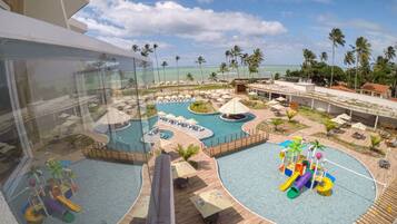 3 piscinas al aire libre, sombrillas, sillones reclinables de piscina