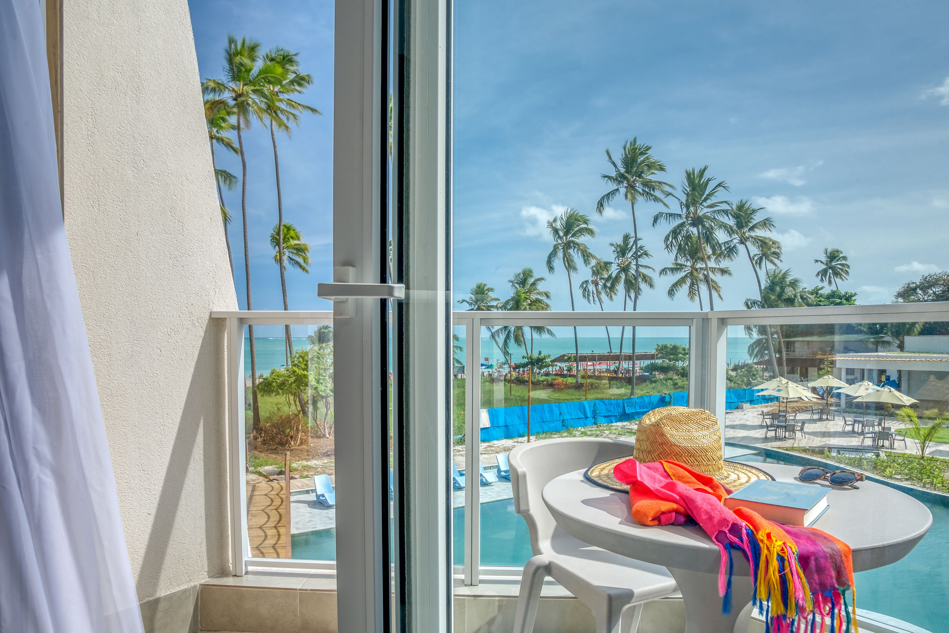 Vista Piscina Familia (2 cama casal) | Cofres nos quartos, escrivaninha, espaço de trabalho para notebook
