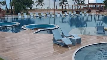 Vista Piscina Familia (2 cama casal) | Caja de seguridad en la habitación y escritorio