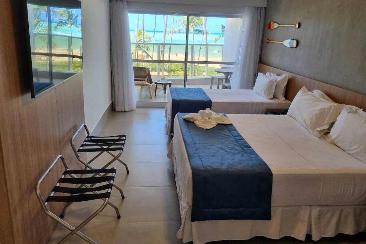 Frente mar Casal + 1 solteiro | Een kluis op de kamer, een bureau, een laptopwerkplek