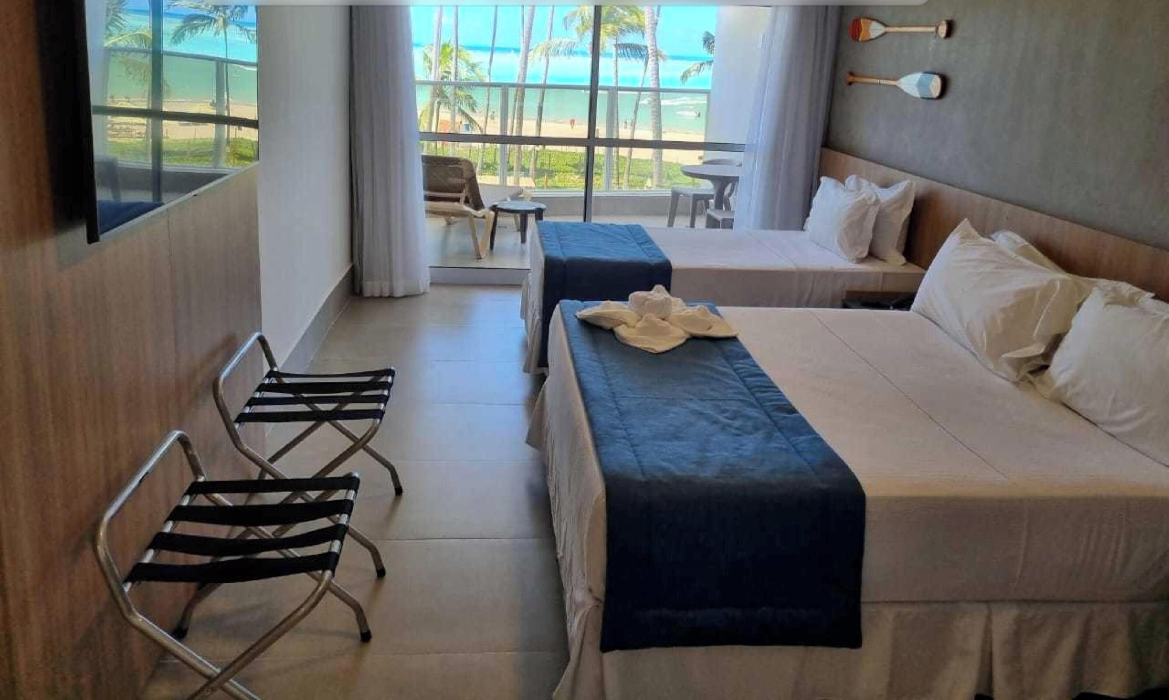 Frente mar casal+1 (vista obra) | In-room safe, desk, laptop workspace, blackout curtains