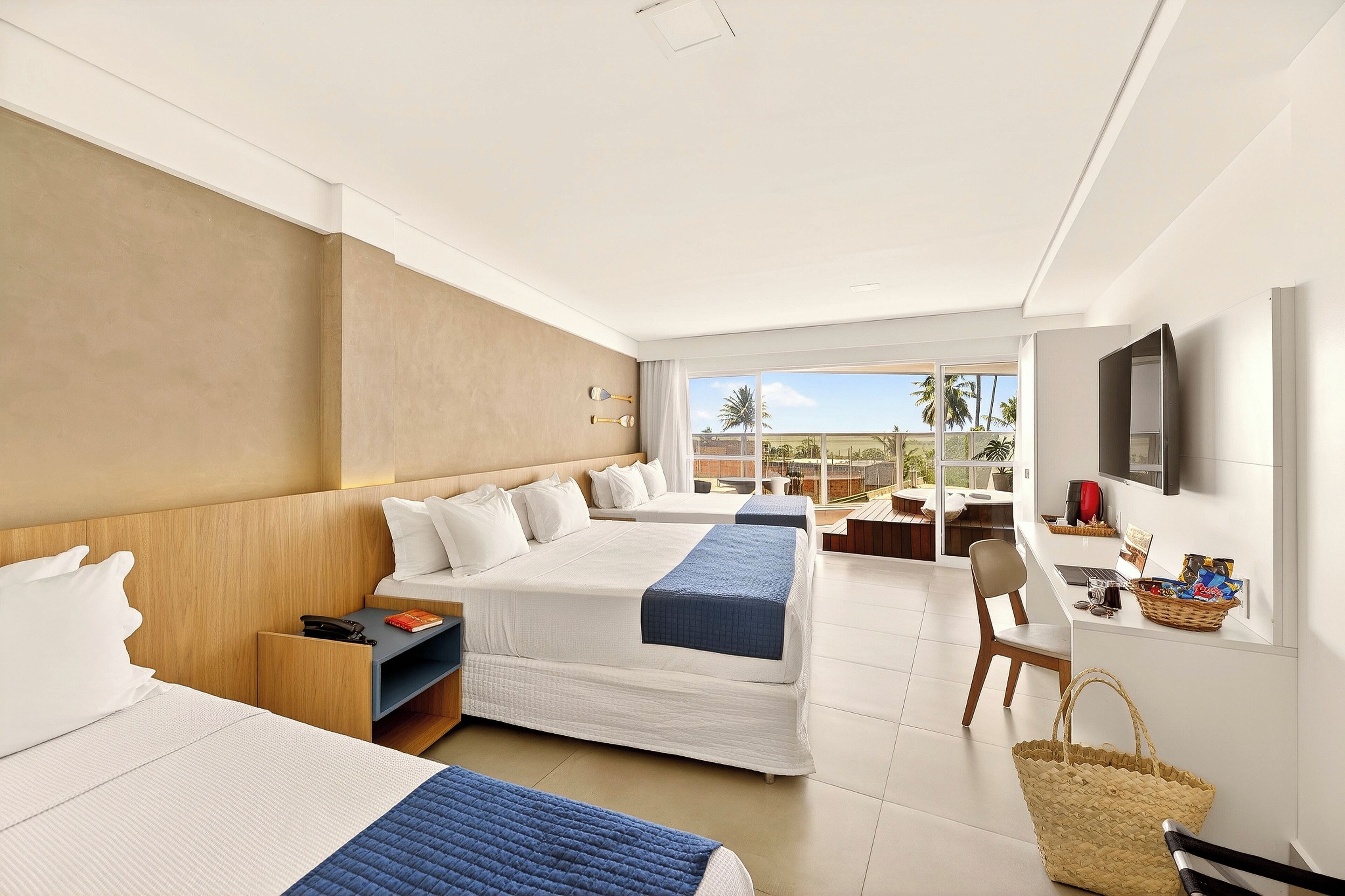 Suíte Excellence Família (vista obra) | In-room safe, desk, laptop workspace, blackout curtains