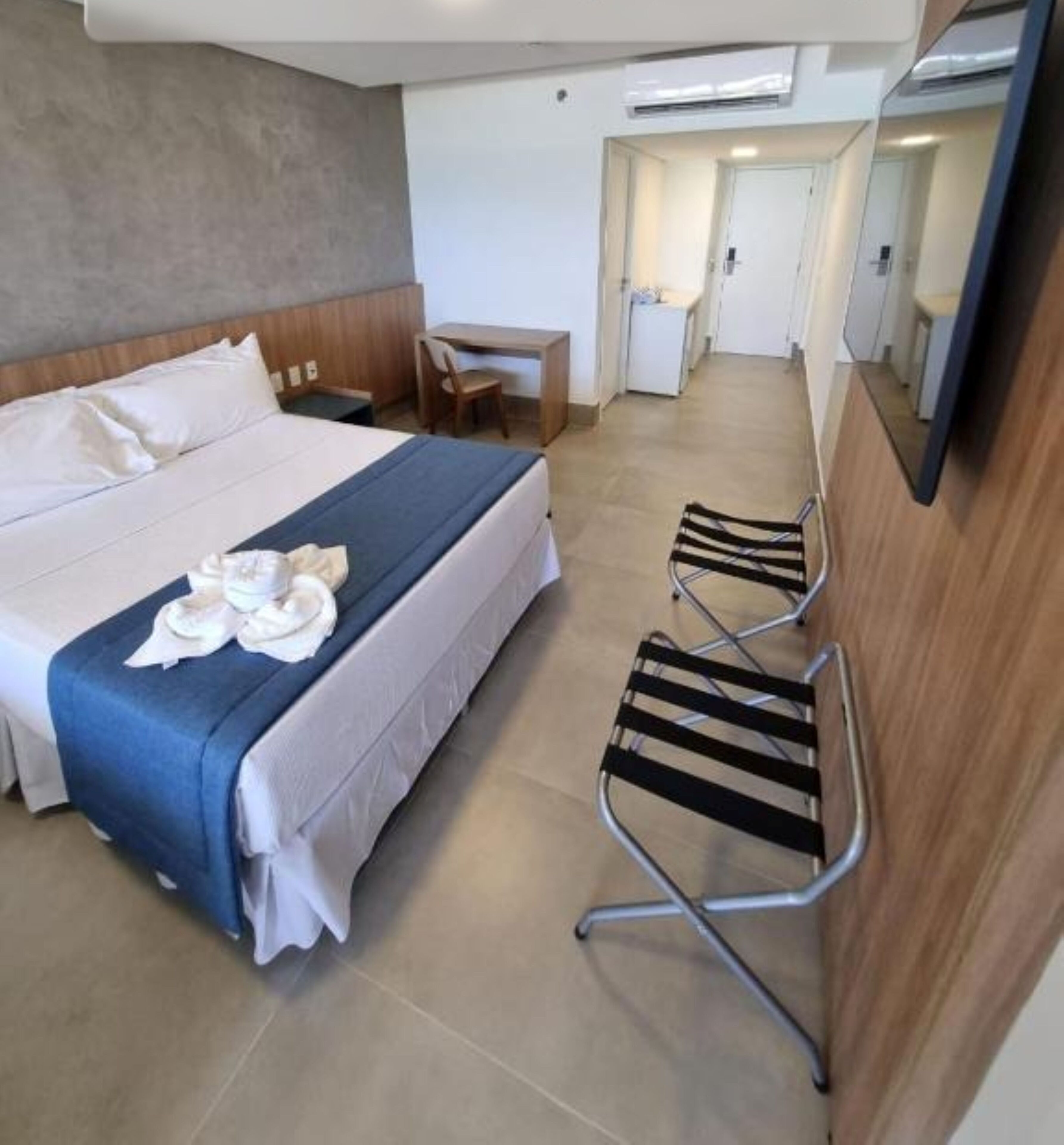 Frente mar casal (vista obra) | In-room safe, desk, laptop workspace, blackout curtains