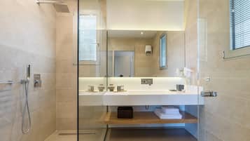 Dusche, Haartrockner, Handtücher