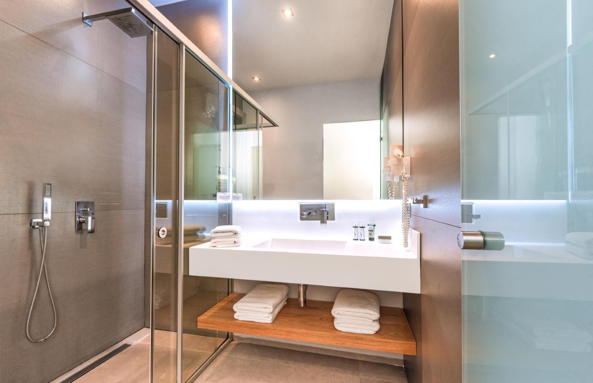 Secador de cabelo, toalhas de banho