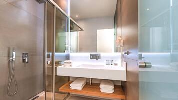 Secador de cabelo, toalhas de banho