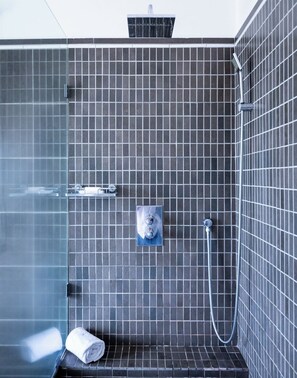 Badewanne, Haartrockner, Handtücher