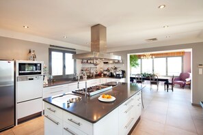 Frigorífic, microones, forn i placa de cuina 