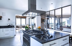 Fridge, microwave, oven, stovetop - Boutique Residence with Stunning Views near Porto Vecchio (Porto-Vecchio)