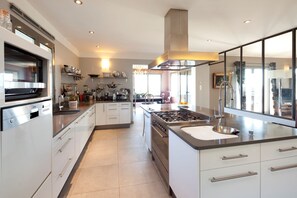 Frigorífic, microones, forn i placa de cuina 