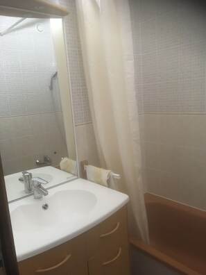 Bathtub, towels, toilet paper - Comfortable T1 in a nice condominium close to the ski slopes (Ancelle)