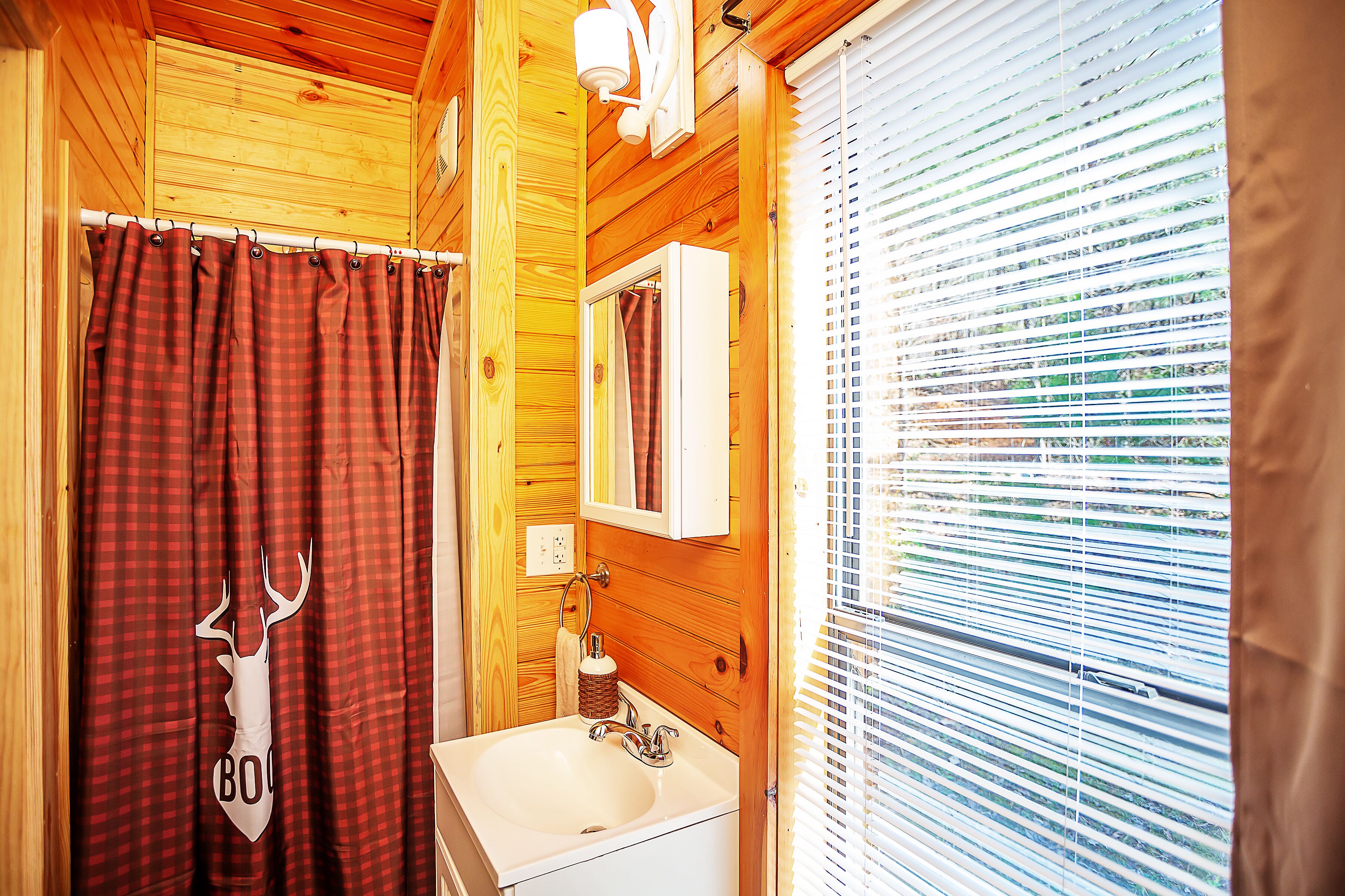 Bigfoot Lodge Room Four | Bathroom | Shower, towels