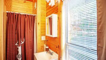 Bigfoot Lodge Room Four | Bathroom | Shower, towels