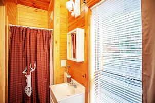Habitación Confort | Baño | Ducha y toallas