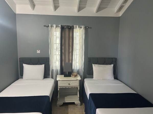 2 bedrooms, iron/ironing board, free WiFi - Williams Oasis (Falmouth)