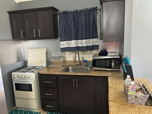 Fridge, microwave, oven, stovetop - Williams Oasis (Falmouth)