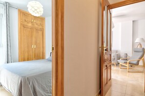 3 slaapkamers, een strijkplank/strijkijzer, gratis wifi, beddengoed