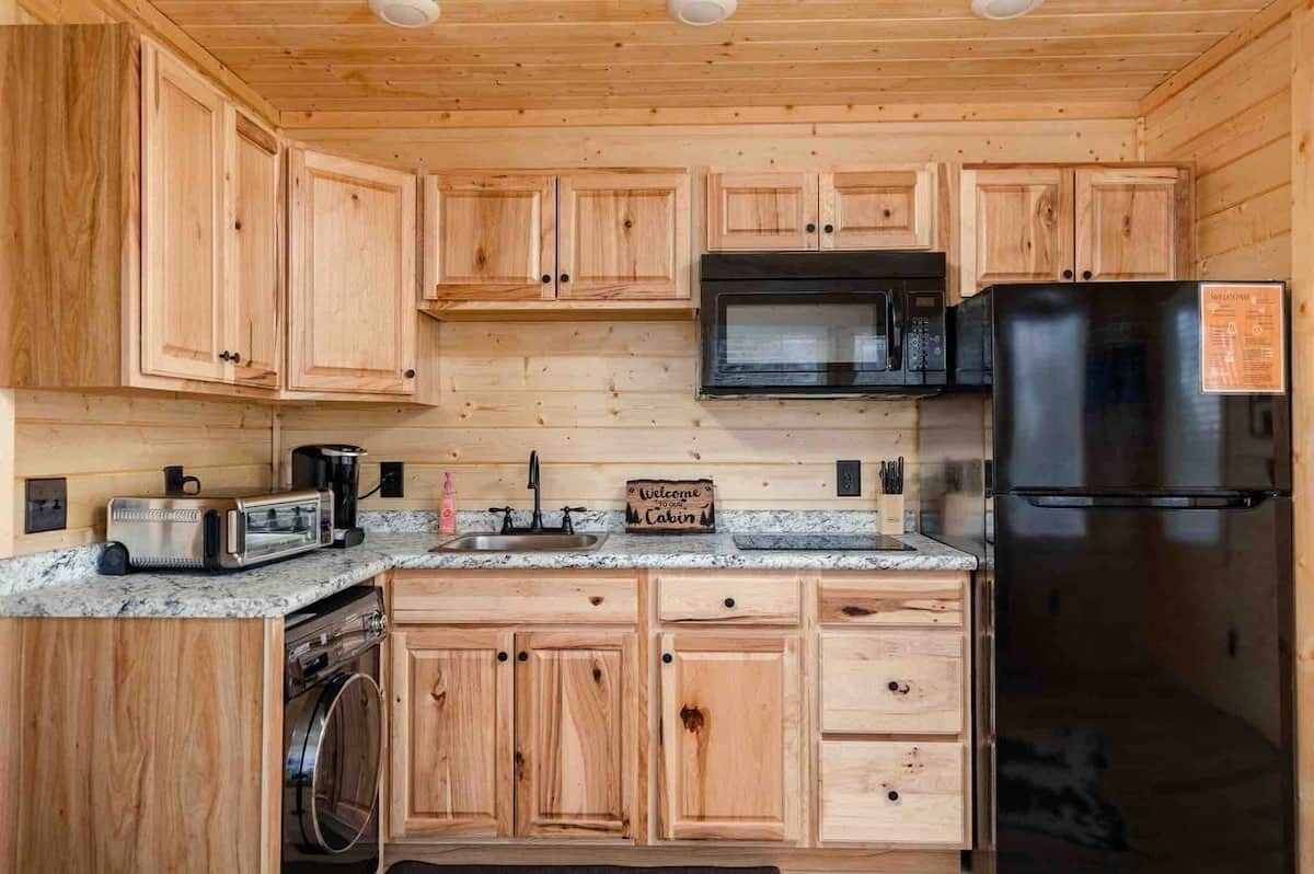 Täysikokoinen jääkaappi, mikroaaltouuni, uuni, liesi