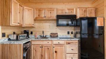 Täysikokoinen jääkaappi, mikroaaltouuni, uuni, liesi