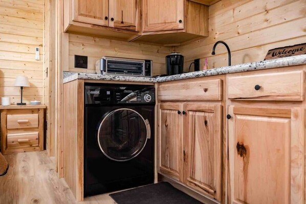 Full-size fridge, microwave, oven, stovetop - ❤️Relaxing Cabin studio, in Heart of the tri citie (Bluff City)