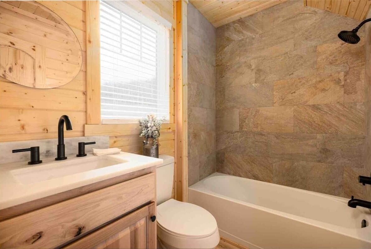 Tina, secadora de cabello, toallas, jabón 