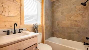 Tina, secadora de cabello, toallas, jabón