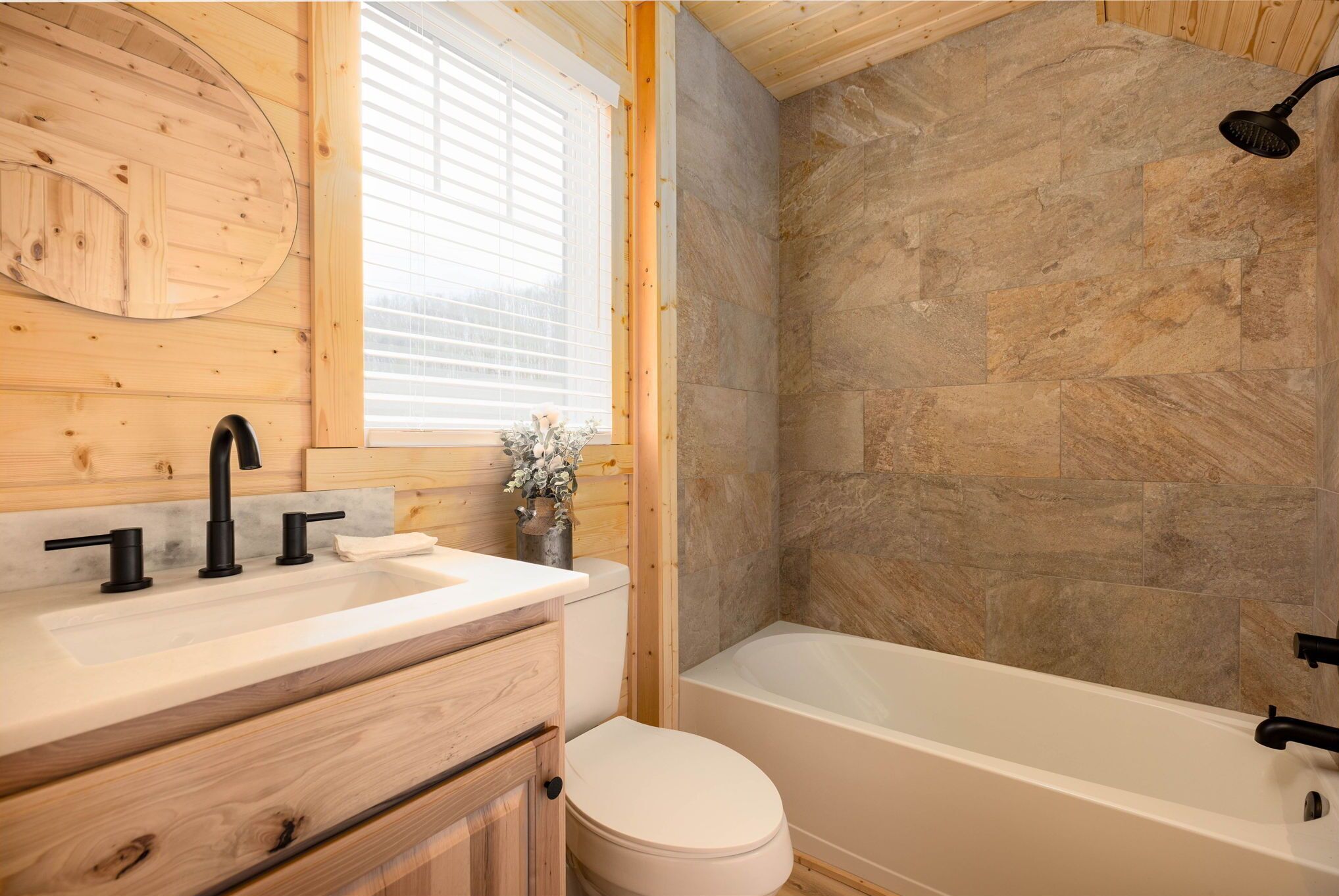 Een bad, een haardroger, handdoeken, zeep