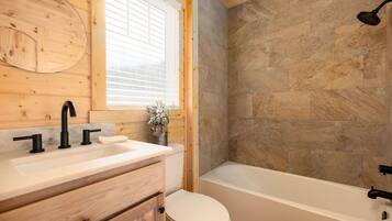 浴缸、吹风机、毛巾、肥皂