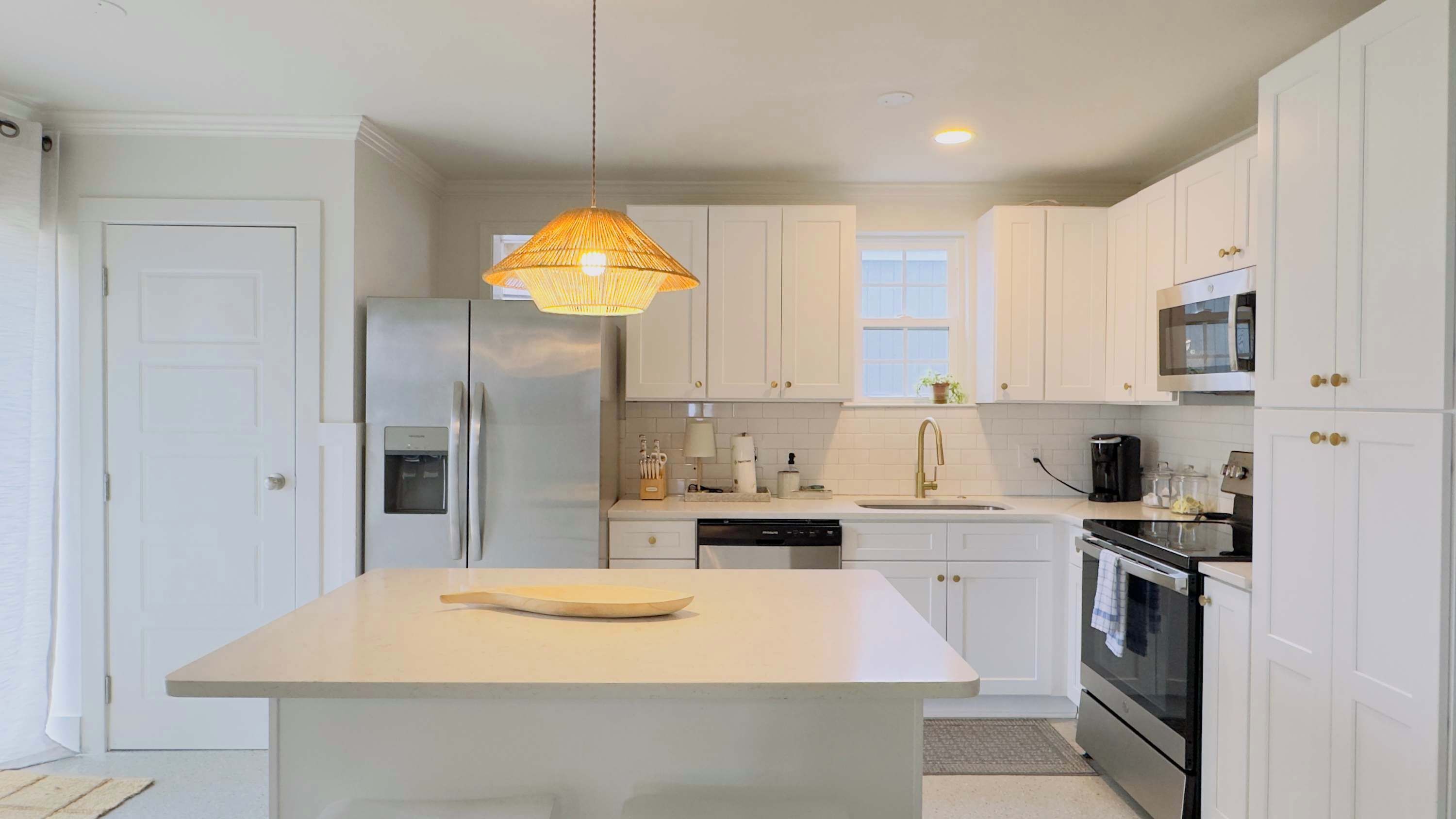 Jääkaappi, mikroaaltouuni, liesi, astianpesukone