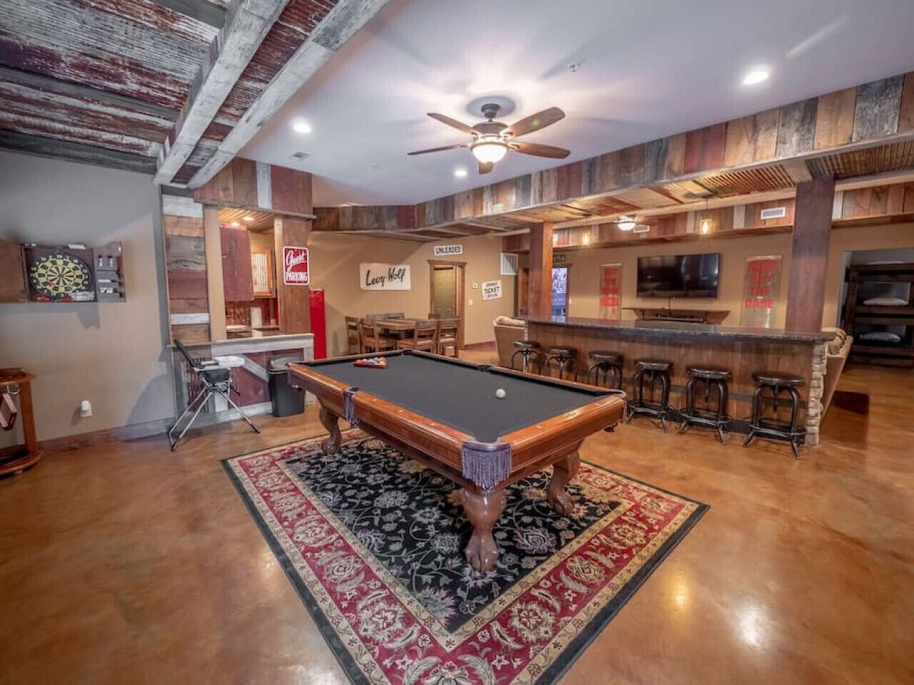 Barnwood Beauty: Sleeps up to 30 Guests!