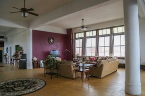 Smart TV, ping pong, books, stereo