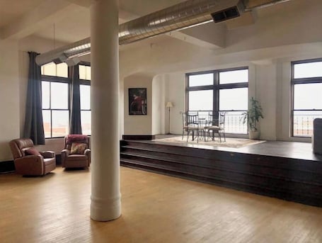 Interior. 4 BD 2 BA Penthouse Historic Uptown Butte W/ Views
