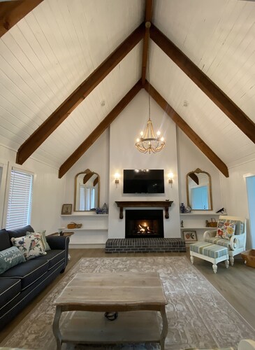 Cozy Tavares home in with heated pool on the canal