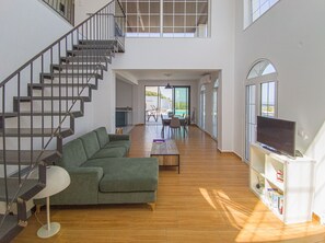 Televisión y chimenea 