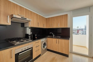 Fridge, oven, coffee/tea maker, electric kettle