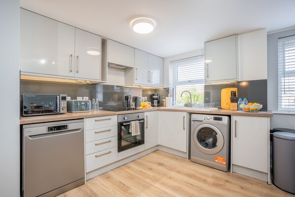 Refrigerador, microondas, horno y parrilla de estufa