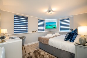 2 habitaciones, escritorio, tabla de planchar con plancha y wifi gratis