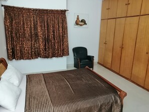 3 habitaciones, tabla de planchar con plancha y ropa de cama
